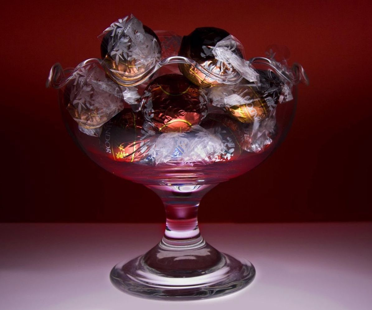 Vitrina rebosante de bombones de chocolate y golosinas artesanales