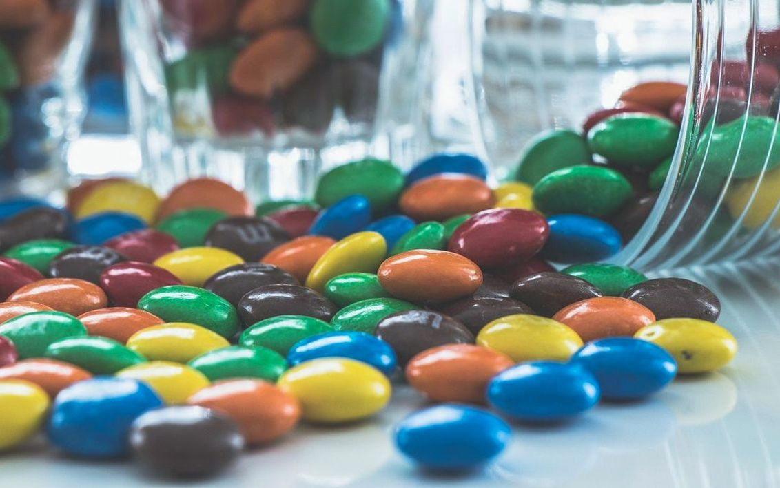 Un bombón de chocolate artesanal en una bandeja de madera