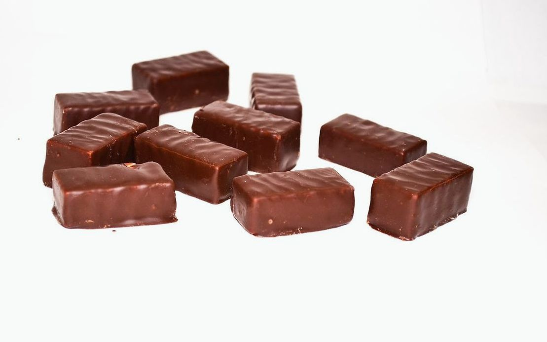Una selección de chocolates con cobertura crujiente de cacao